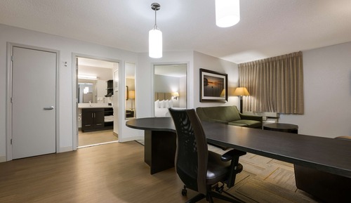 Suite, 1 cama de matrimonio (Mobility Roll in Shower One Bedroom)