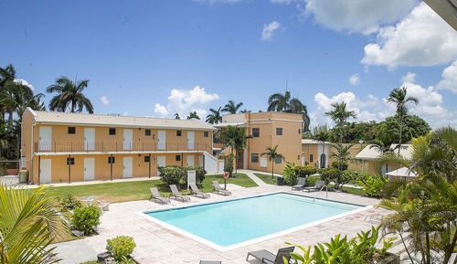 Habitación, junto a la piscina
