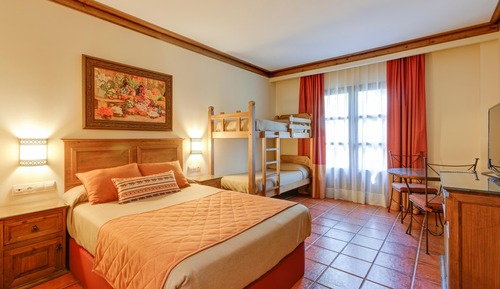 Habitación Estándar, 2 adultos y 2 niños (entradas incluidas Port Aventura y 1 entrada Ferrari Land)