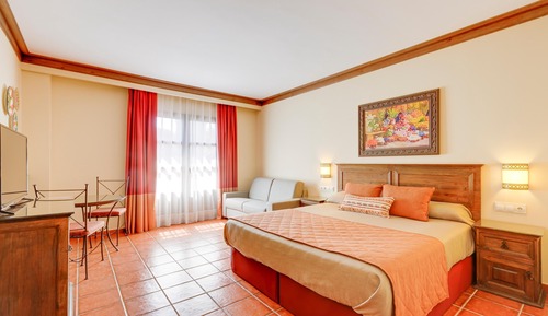 Habitación Estándar, 3 adultos y 1 niño (entradas incluidas Port Aventura y 1 entrada Ferrari Land)