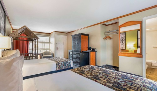 Suite, no fumadores, vistas a la piscina (2 Double Beds, 1 Childrens Twin bed)