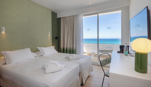 Habitación Premium con 2 camas individuales, balcón, vistas al mar