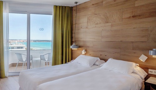 Habitación triple, balcón, vistas parciales al mar