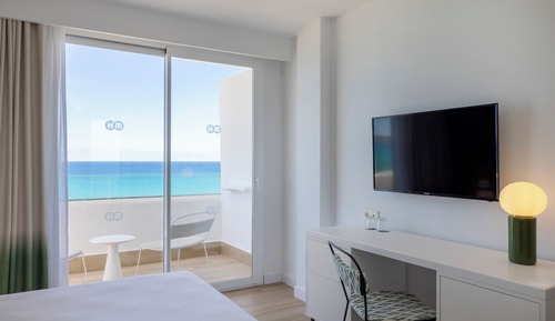Habitación con 2 camas individuales, balcón, vistas al mar