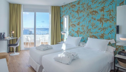 Habitación con 2 camas individuales, balcón, vistas parciales al mar
