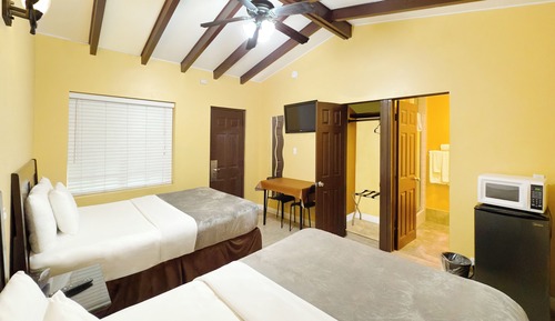 Habitación familiar doble, 2 camas de matrimonio, no fumadores, frigorífico y microondas