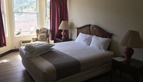 Habitación estándar, 1 cama de matrimonio grande, vistas parciales al mar (4PO)