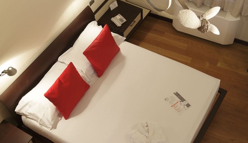 Suite Deluxe, en edificio anexo (Loft, Stair Access Only)