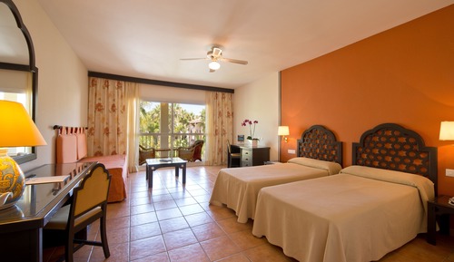 Habitación superior, balcón (3 adults + 1 child)
