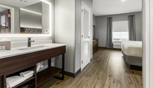 Suite, varias camas, accesible para personas con discapacidad, cocina (Mobility/Non Smoking)
