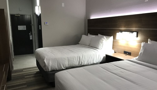 Habitación estándar, 2 camas de matrimonio (Mobility Roll-In Shower)