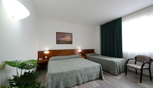 Habitación triple, accesible para personas con discapacidad