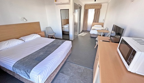 Habitación superior con 2 camas individuales, varias camas