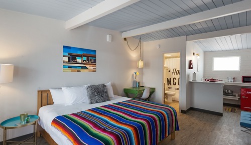 Habitación de diseño, 1 cama de matrimonio grande, cocina básica