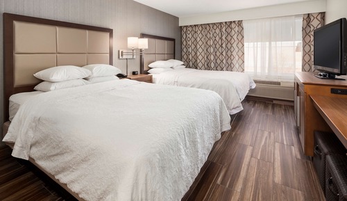 Suite, varias camas, bañera (Mobility & Hearing)