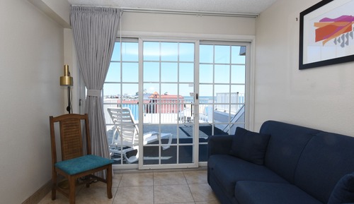 Habitación estándar, 1 cama de matrimonio grande con sofá cama, vistas parciales al mar