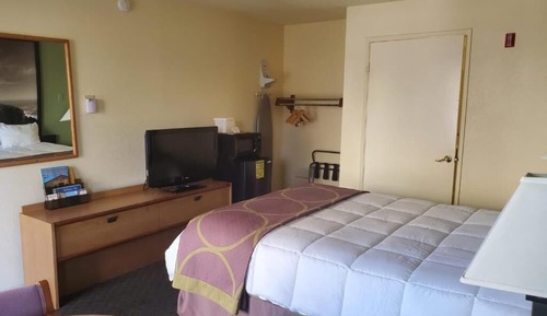 Standard Room, 1 Queen Bed, Accessible, Non Smoking, Mountain View