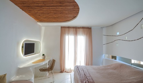 Habitación, bañera de hidromasaje, vistas a la piscina (Cocoon Room)