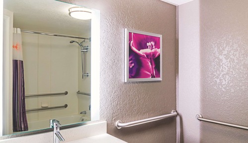 Habitación, 2 camas dobles, accesible para personas con discapacidad (Mobility/Hearing Accessible)