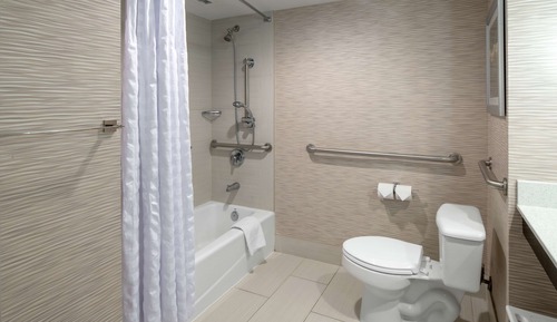 Habitación, 1 cama de matrimonio grande, balcón (Accessible Tub, Hearing Accessible)