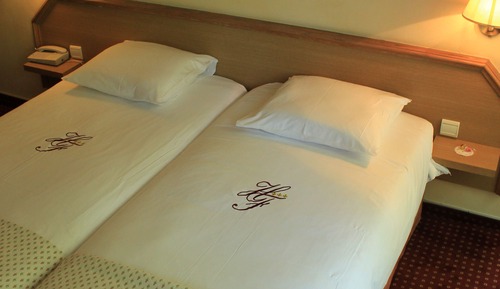 Habitación superior con 1 cama doble o 2 individuales, 1 cama doble o 2 individuales