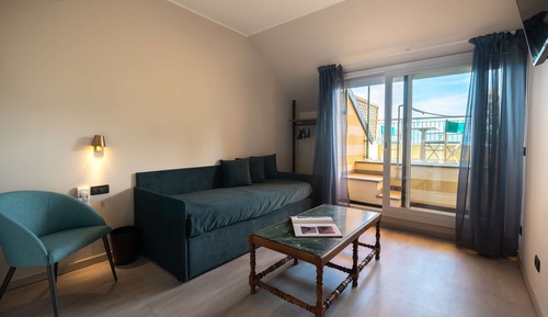 Suite, 1 cama de matrimonio, balcón, vistas al mar (Living Room;with Single Sofabed)