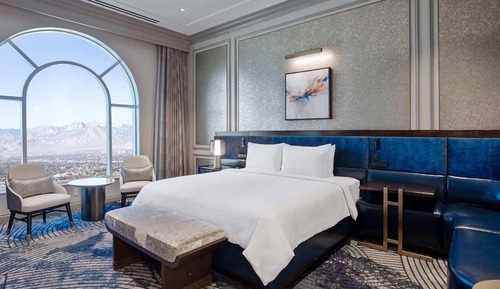 Newly Remodeled Grand One Bedroom King Suite City View