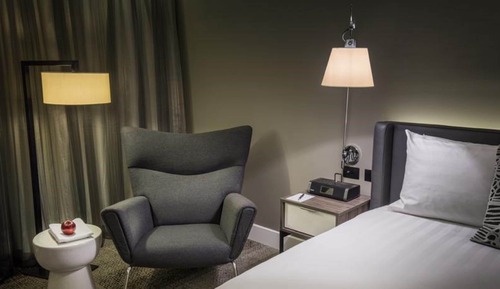 Habitación Club, Acceso al salón del club