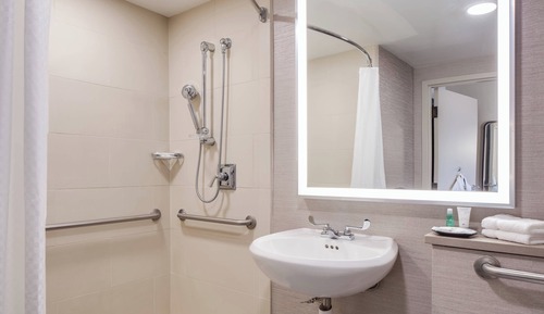 Habitación tradicional, 2 camas dobles, no fumadores (Mobility/Hearing Access, Roll-in Shwr)