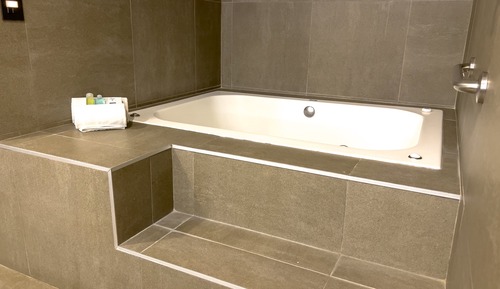 Suite, 1 cama de matrimonio grande, accesible para personas con discapacidad (Courtyard Access)