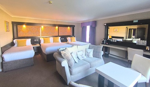 Deluxe Family Suite -Double Bed & 3 Single Beds