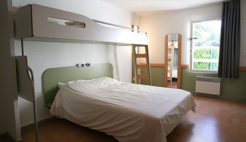 Habitación triple, varias camas