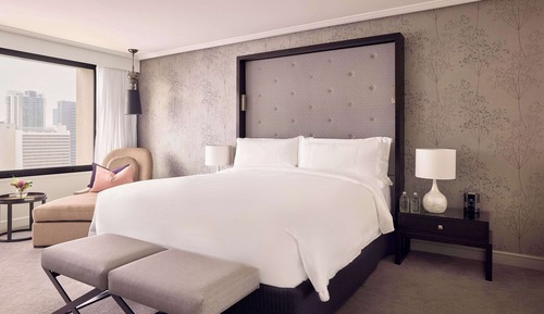PREMIER SUITE King Bed, Separate Lounge, City View, Premium Bath