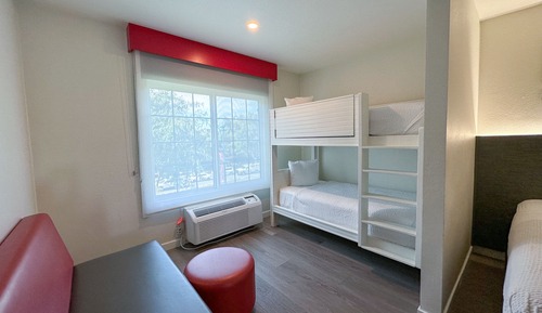 Suite junior, no fumadores (2 Queen Beds & 1 Bunk Bed)