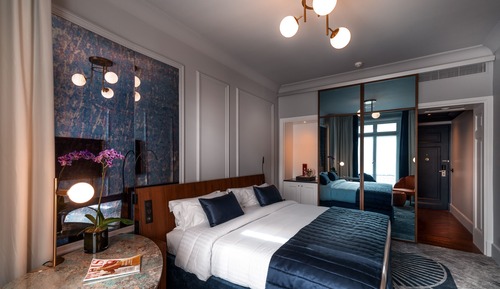 Signature Room with One Queen Bed