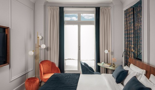 Signature Balcony Room with One Queen Bed