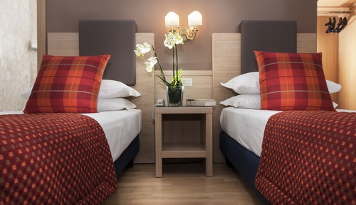 Habitación superior con 1 cama doble o 2 individuales