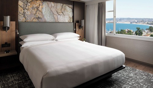 Habitación, 1 cama de matrimonio grande, vistas a la bahía (Mobility/Hearing Accessible, Tub)