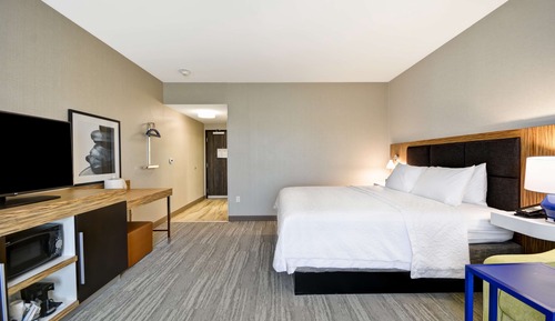 Habitación, 1 cama de matrimonio grande con sofá cama, frigorífico y microondas