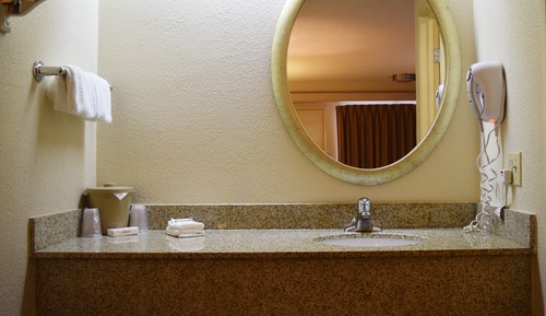 Habitación superior, 1 cama de matrimonio grande (Roll-In Shower, Smoke Free)
