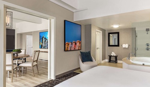 Suite presidencial, 1 cama de matrimonio grande, balcón, vistas a la ciudad