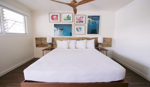 Habitación, 1 cama de matrimonio grande, junto a la piscina
