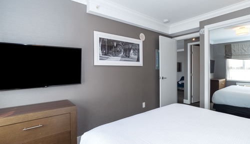 Suite, 1 cama de matrimonio grande con sofá cama, balcón, en una planta alta (Kitchen, W/D)