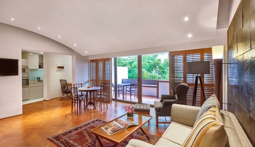 Parklane Split Level Studio - 3-5 Minutes Walking Distance to Annex Building