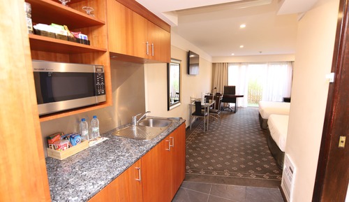 Habitación superior, 2 camas de matrimonio, cocina básica, planta baja