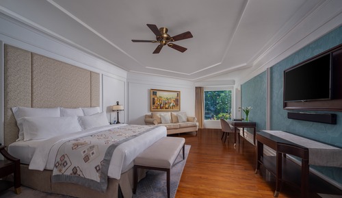 Suite, Acceso al salón del club (Uluwatu)