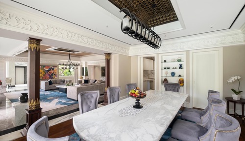 Villa, Acceso al salón del club (Jivana)