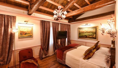 Habitación superior con 1 cama doble o 2 individuales (Golden Leaf )