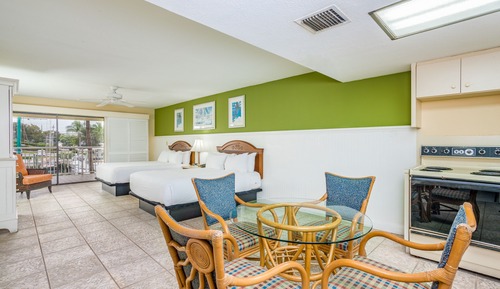 Estudio, 2 camas de matrimonio, ducha adaptada, vistas al puerto deportivo