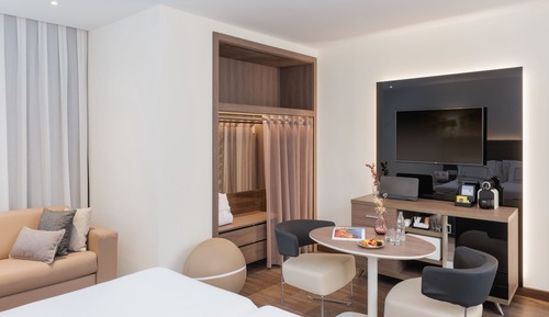 Premium The Level Room